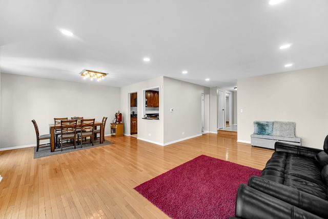 406 Hummingbird Court, Deerfield, IL 60015