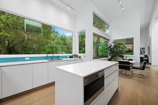 6 Las Brisas DR, West Lake Hills, TX 78746