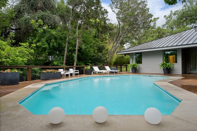 6 Las Brisas DR, West Lake Hills, TX 78746