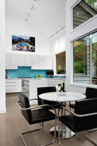 6 Las Brisas DR, West Lake Hills, TX 78746