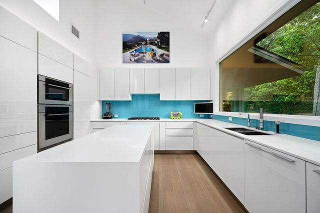 6 Las Brisas DR, West Lake Hills, TX 78746