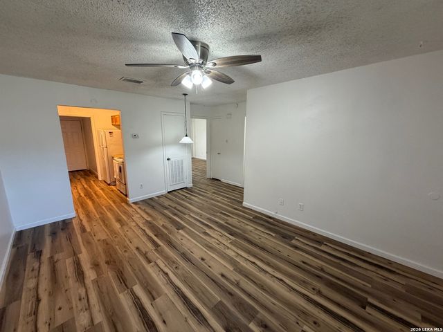 202 Ash Dr Apt 103, Converse, TX 78109