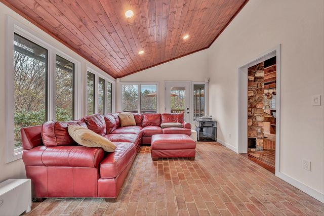 6635 Corntassel LN, Roanoke, VA 24018