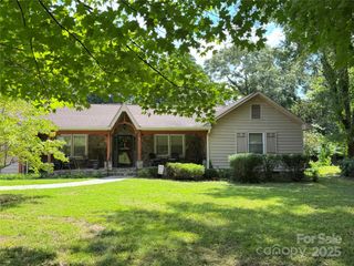 1306 7th Street NW, Hickory, NC 28601