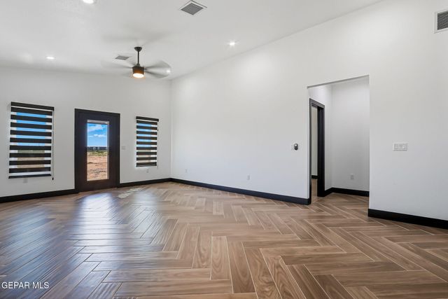 1373 THAR DESERT Drive, Chaparral, NM 88081