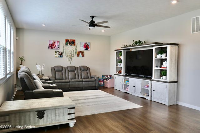 518 Williamsburg Dr, Mt Washington, KY 40047
