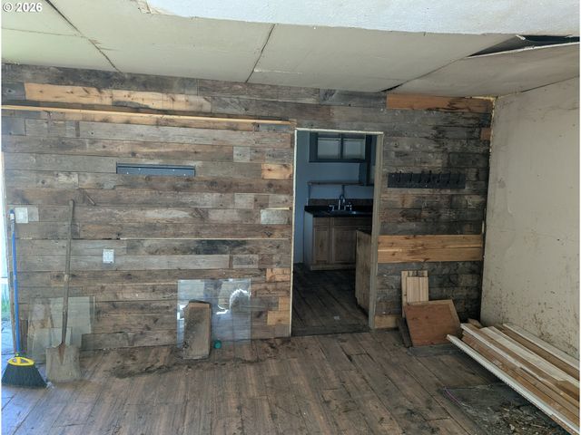 301 B Ave, Canyonville, OR 97417