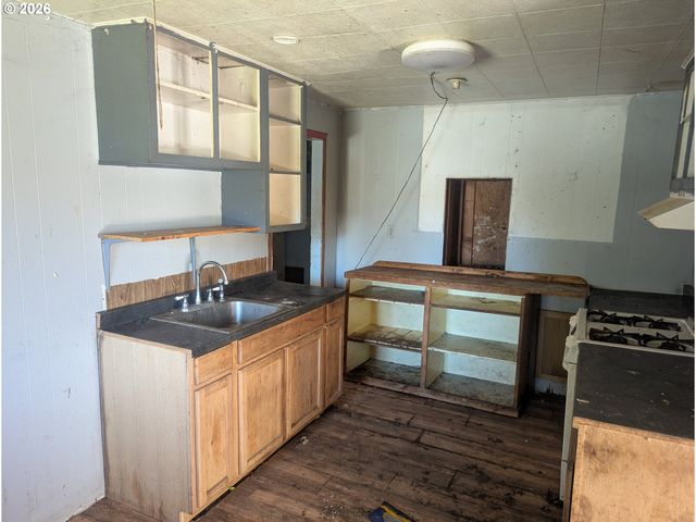 301 B Ave, Canyonville, OR 97417