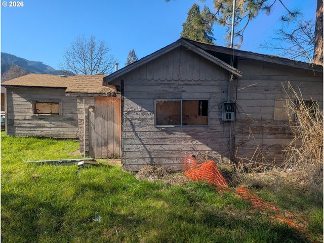 301 B Ave, Canyonville, OR 97417