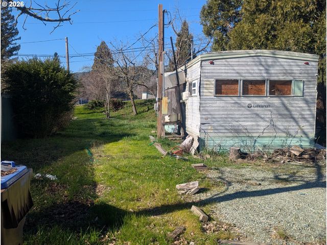 301 B Ave, Canyonville, OR 97417