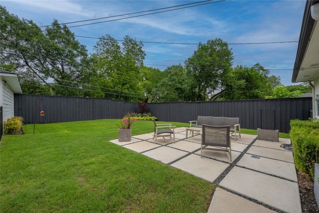 864 Peavy Road, Dallas, TX 75218
