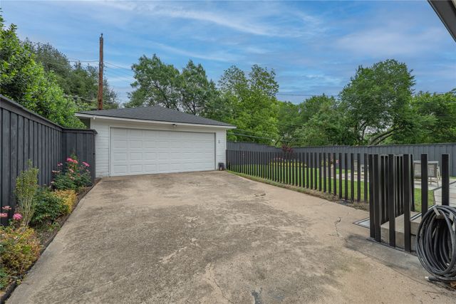 864 Peavy Road, Dallas, TX 75218