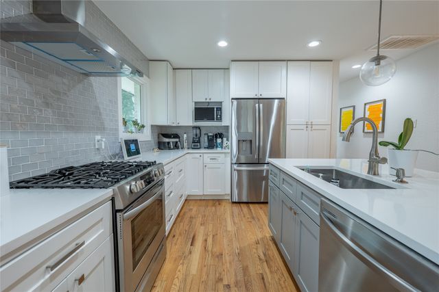 864 Peavy Road, Dallas, TX 75218