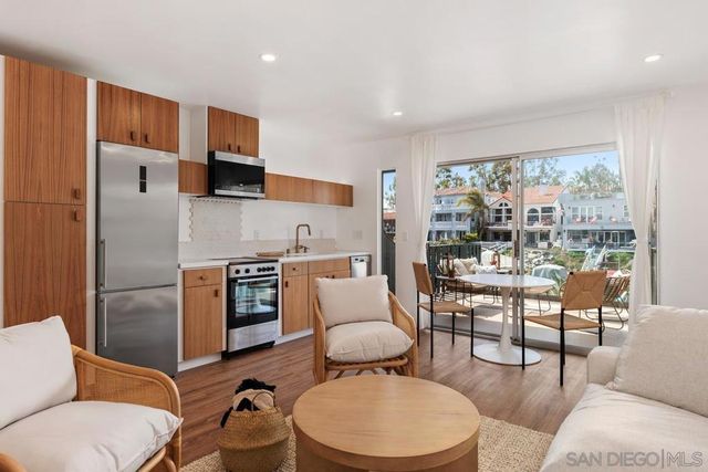 4627 Park Dr, Carlsbad, CA 92008