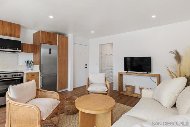 4627 Park Dr, Carlsbad, CA 92008