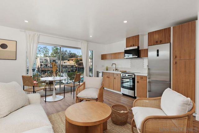 4627 Park Dr, Carlsbad, CA 92008