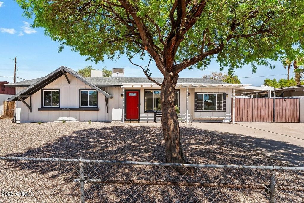 2240 W PARADISE Drive, Phoenix, AZ 85029 — exterior