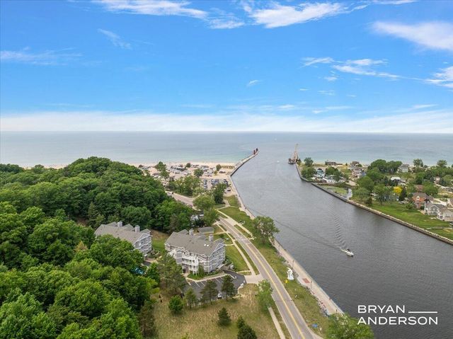 810 S Harbor Drive 22, Grand Haven, MI 49417