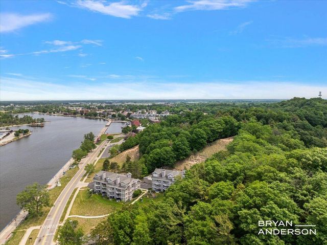 810 S Harbor Drive 22, Grand Haven, MI 49417