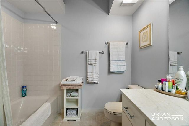 810 S Harbor Drive 22, Grand Haven, MI 49417