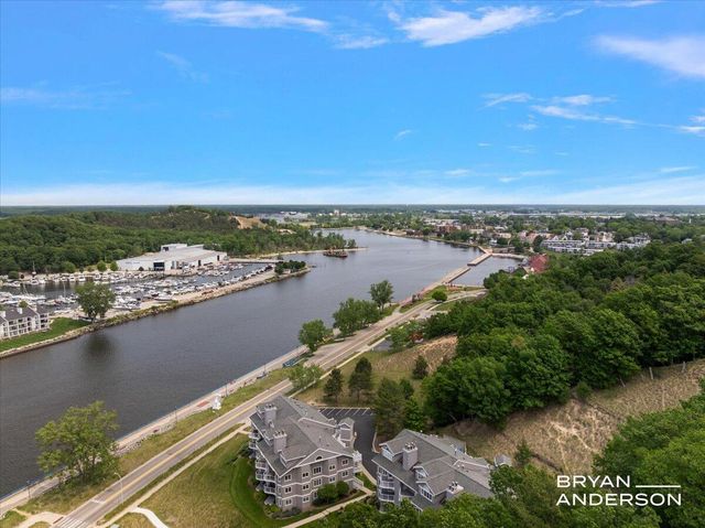 810 S Harbor Drive 22, Grand Haven, MI 49417
