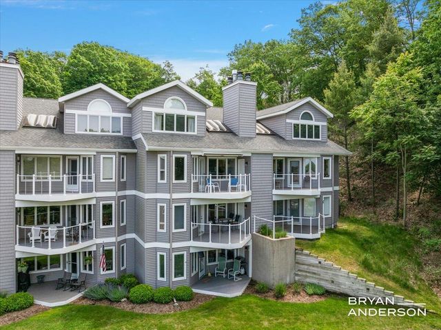 810 S Harbor Drive 22, Grand Haven, MI 49417