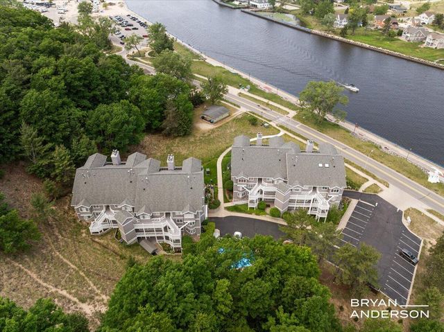 810 S Harbor Drive 22, Grand Haven, MI 49417