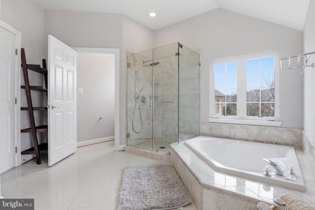 11401 CROWNWOOD LN, Rockville, MD 20850