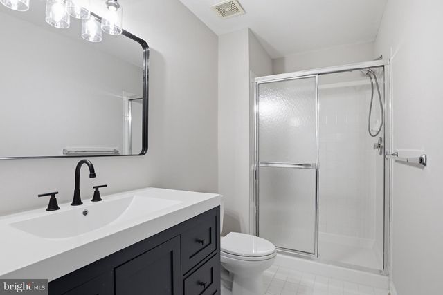 11401 CROWNWOOD LN, Rockville, MD 20850