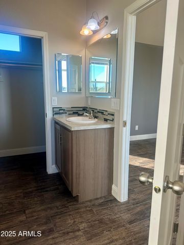 48983 N 5TH Avenue N, New River, AZ 85087