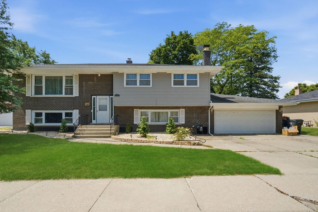 935 E 169th Street, South Holland, IL 60473