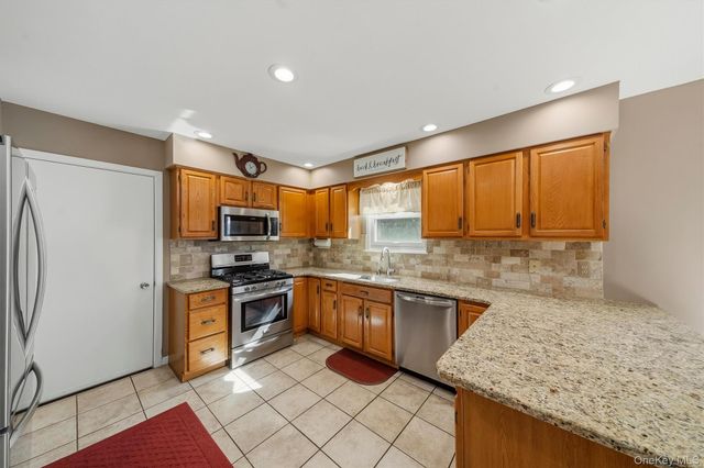 23 Clinton Drive, Washingtonville, NY 10992