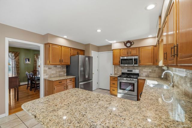 23 Clinton Drive, Washingtonville, NY 10992