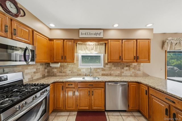 23 Clinton Drive, Washingtonville, NY 10992