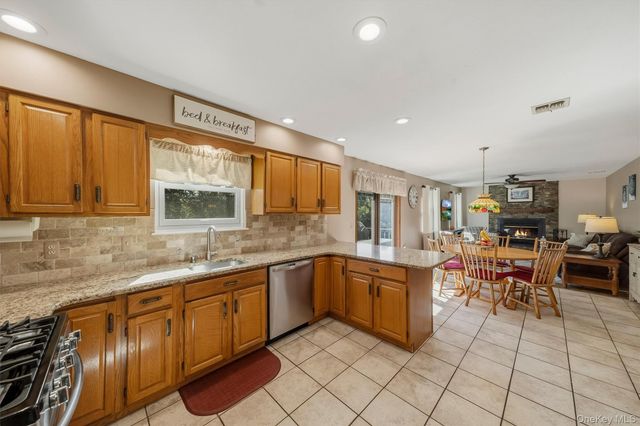 23 Clinton Drive, Washingtonville, NY 10992
