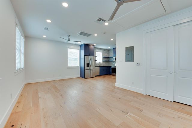 425 W 21 Street B, Houston, TX 77008