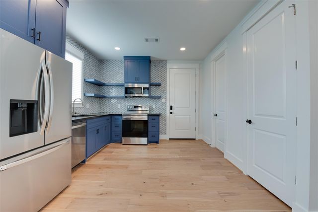 425 W 21 Street B, Houston, TX 77008