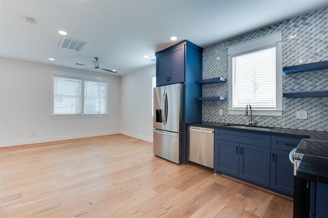 425 W 21 Street B, Houston, TX 77008