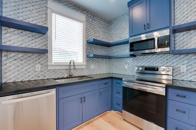 425 W 21 Street B, Houston, TX 77008