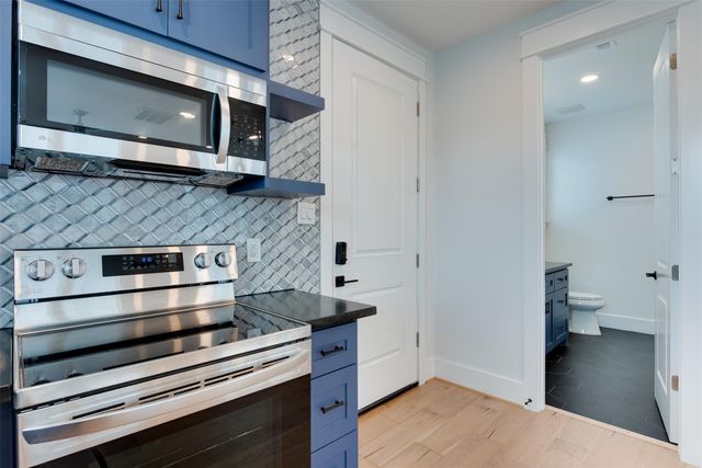 425 W 21 Street B, Houston, TX 77008