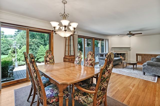 2S742 Avenue Cherbourg, Oak Brook, IL 60523