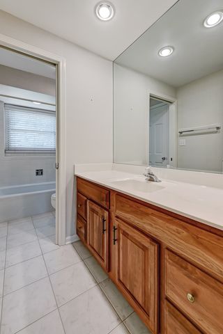 2S742 Avenue Cherbourg, Oak Brook, IL 60523