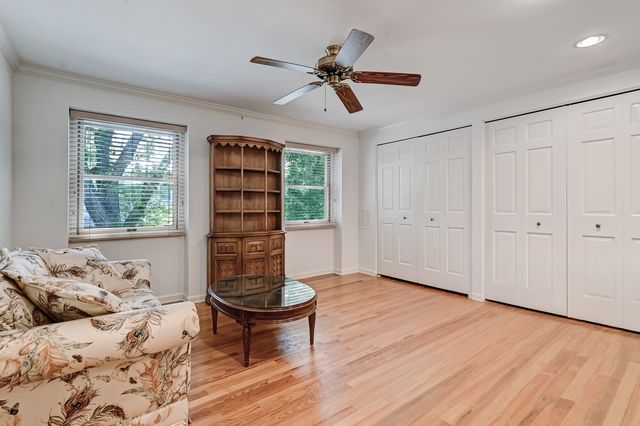 2S742 Avenue Cherbourg, Oak Brook, IL 60523