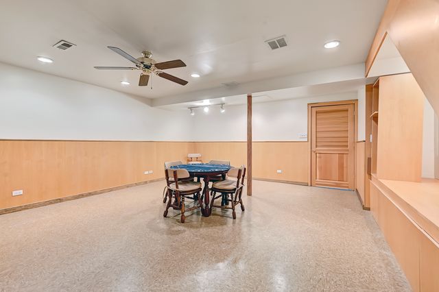 2S742 Avenue Cherbourg, Oak Brook, IL 60523