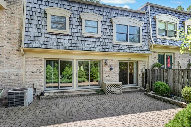 2S742 Avenue Cherbourg, Oak Brook, IL 60523