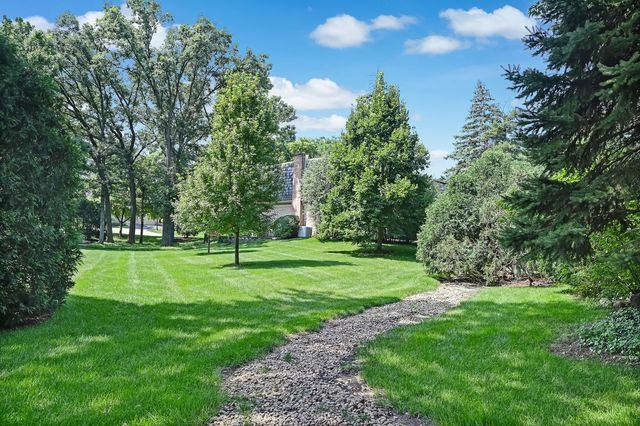 2S742 Avenue Cherbourg, Oak Brook, IL 60523