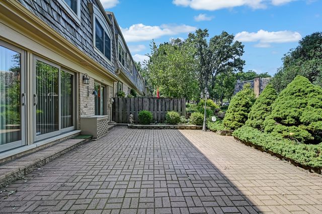 2S742 Avenue Cherbourg, Oak Brook, IL 60523