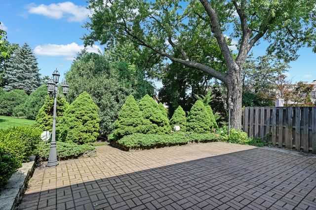 2S742 Avenue Cherbourg, Oak Brook, IL 60523