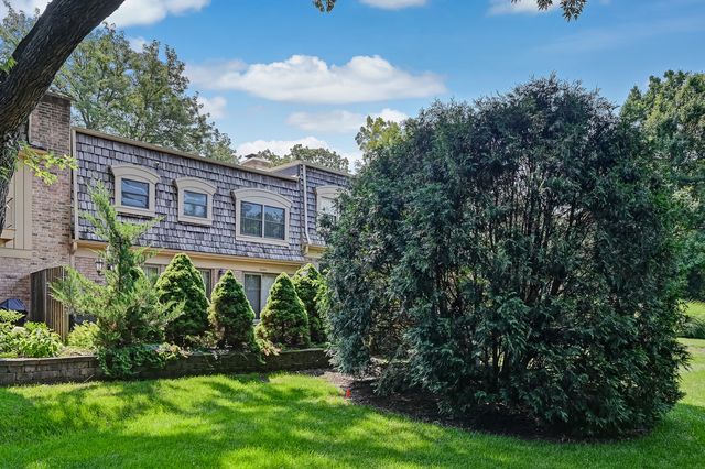 2S742 Avenue Cherbourg, Oak Brook, IL 60523