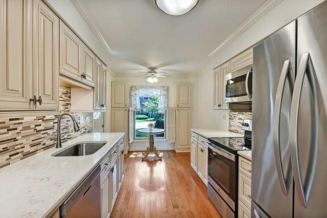 2S742 Avenue Cherbourg, Oak Brook, IL 60523